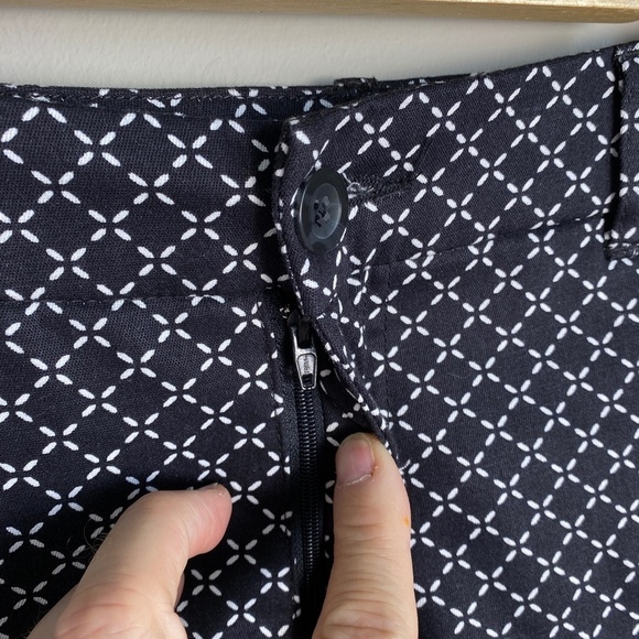St. John's Bay Women's Black & White Dashed Diamond Pattern Capri Dress Pants 12 - Picture 5 of 14